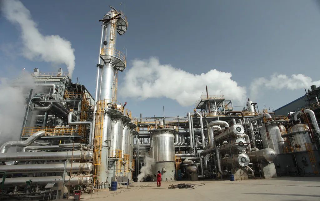 按 VOCs 的化學(xué)結(jié)構(gòu)，可將其進(jìn)一步分為 8 類：烷烴類、芳香烴類、烯烴類、鹵代烴類、酯類、醛類、酮類和其他化合物。從環(huán)保意義上講，主要指化學(xué)性質(zhì)活潑的那一類揮發(fā)性有機(jī)物。常見的 VOCs有：苯、甲苯、二甲苯、苯乙烯、三氯乙烯、三氯甲烷、三氯乙烷、二異氰酸酯（TDI）、二異氰甲苯酯等。